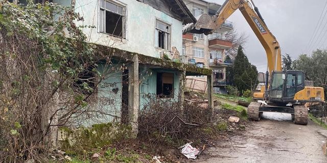 Riskli yapılardan arındırılan Gölcük’te yıkılan bina sayısı 175’e ulaştı