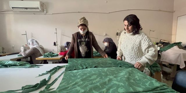 Silopi’de kadınlar depremzedeler için kıyafet dikiyor