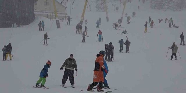 Uludağ’da yarıyılın son gününde tatilciler karın keyfini çıkarttı