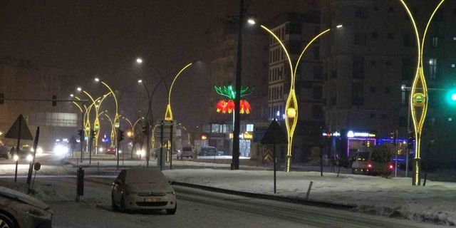 Yüksekova’da kar yağışı her yeri beyaza bürüdü