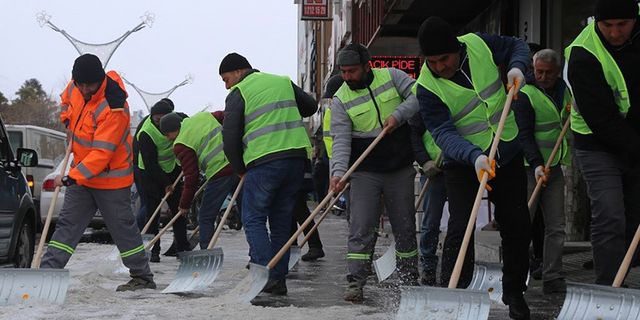 Erzincan Belediyesi Kar Küreme Çalışmalarına gece saatlerinde itibaren devam ediyor