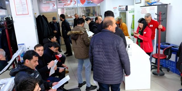 Erzincan’da vatandaşlar kan merkezlerine akın etti