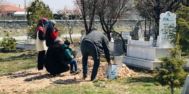 Annesinin öldürdüğü 3 yaşındaki çocuğun babası ve kardeşlerinden mezarına ziyaret