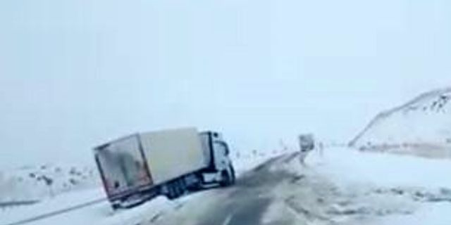 Ardahan’ın yüksek kesimlerinde kar yağışı: Tırlar yolda mahsur kaldı