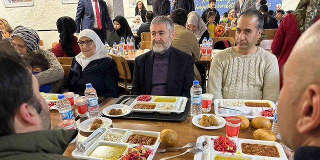 Bakan Nebati Diyarbakır’da depremzedelerle iftar yaptı
