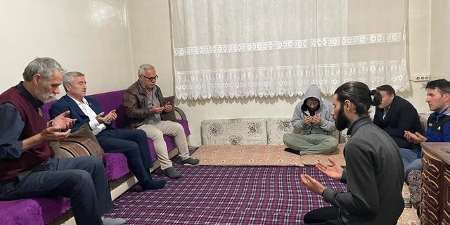 Başkan Tahmazoğlu’ndan, depremde yakınlarını kaybeden ailelere taziye ziyareti