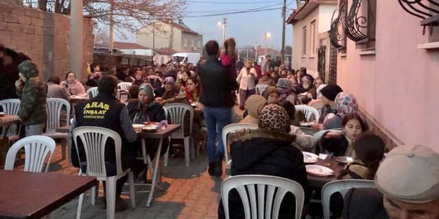 Burhaniye’de iftar yemekleri yüzlerce vatandaşı buluşturuyor