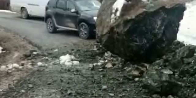 Devasa kaya parçaları köy yolunu kapattı