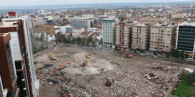 Diyarbakır’da acil yıkılacak binaların enkaz kaldırma çalışmaları devam ediyor