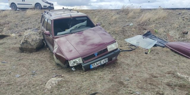Erzurum’da yoldan çıkan araç şarampole savruldu: 2 yaralı