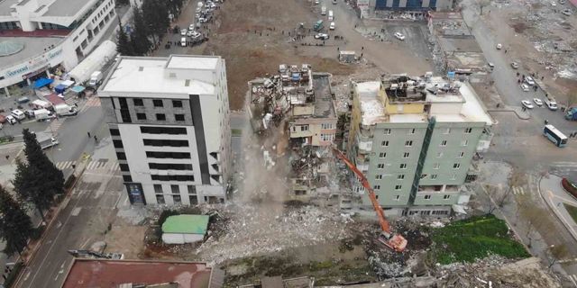 Kahramanmaraş’ta 8 katlı binanın kontrollü yıkımı kamerada