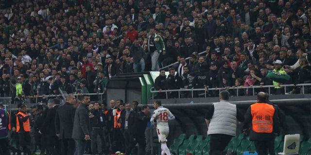 Olaylı geçen Sakaryaspor- Yılport Samsunspor maçına ceza yağdı