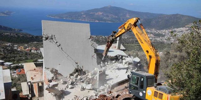 Turizm merkezi Kaş’ta kaçak yapılar yıkılıyor