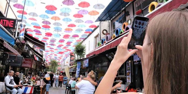 450 şemsiyenin gölgelediği cadde, turistlerin uğrak mekanı oldu
