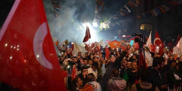 Kocaeli’de seçim kutlaması: Vatandaşlar sokağa akın etti
