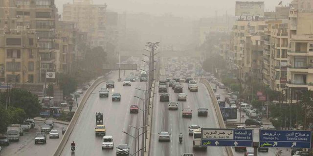 Kahire’yi kum fırtınası vurdu, gökyüzü turuncuya döndü