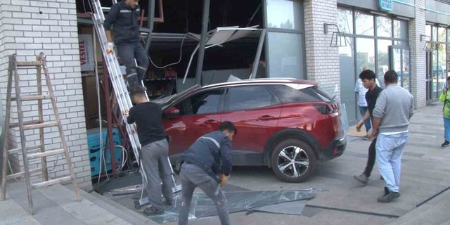 Sancaktepe’de freni boşalan araç markete çarptı