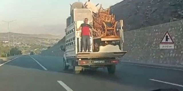 Eşya yüklü kamyonetin arkasında tehlikeli yolculuk
