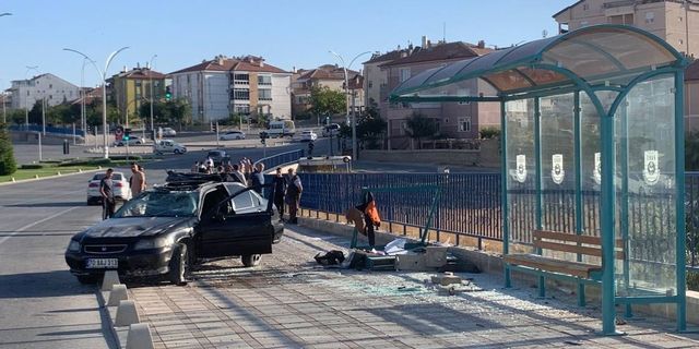 Karaman’da faciadan dönüldü: Otomobil, otobüs durağına çarparak takla attı