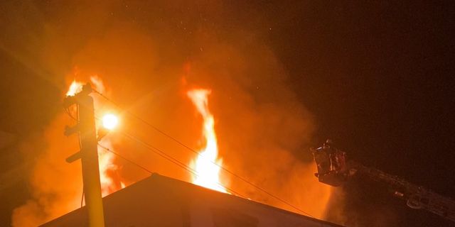 Trafo patladı, çatı alev alev yandı