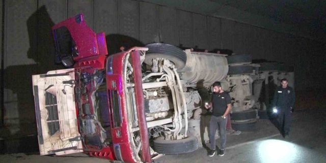 Tuzla’da virajı alamayan hafriyat kamyonu yan yattı: 1 yaralı