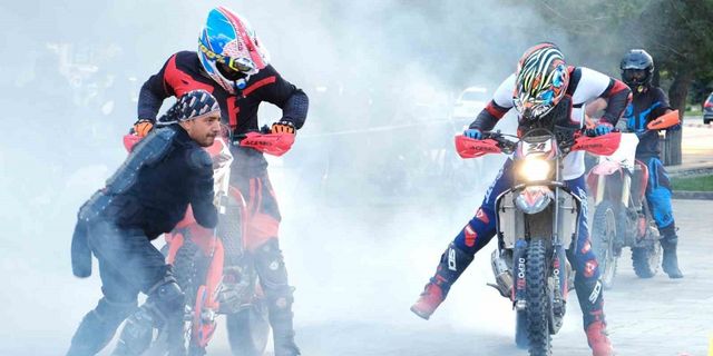 Erzincan'da nefes kesen motocross gösterisi