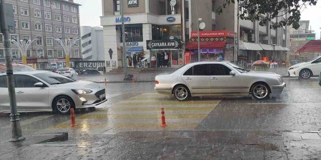 Erzurum’da sağanak yağış etkili oluyor