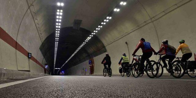 Gümüşhane’de 29 bisikletçi Cumhuriyetin 100. yılında Zigana Tüneli’ni bisikletle geçti