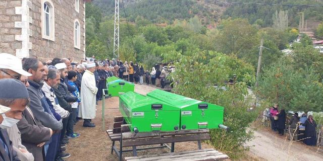 Tokat’taki feci kazada hayatını kaybeden 3 kişi Gümüşhane’de son yolculuğuna uğurlandı