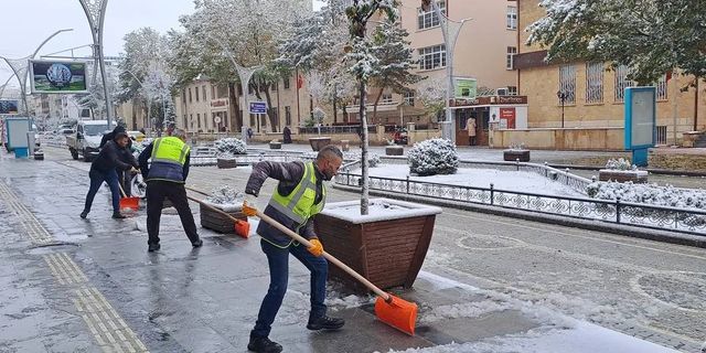 Bayburt Belediyesi ekipleri sahada karla mücadele çalışması gerçekleştiriyor