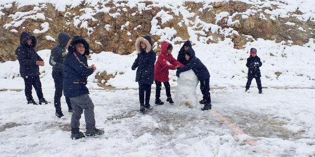 Bayburt’ta çocukların kar sevinci