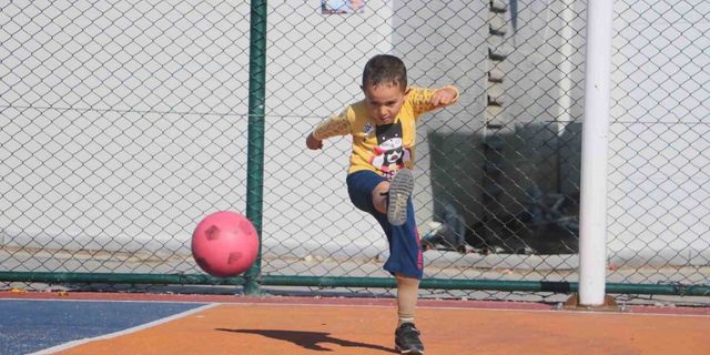 Depremzede Murat, protez bacakla çocukluğunu yeniden yaşıyor