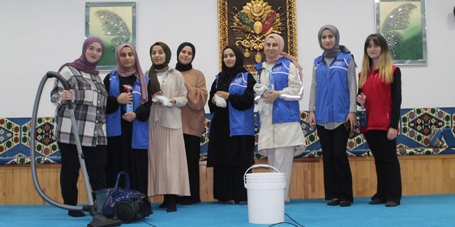 Gönüllü gençlerden takdir toplayan hareket: köy camisinde gönüllü temizlik yaptılar