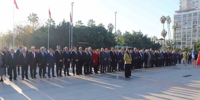 Mersin’de Öğretmenler Günü dolayısıyla Atatürk Anıtı’na çelenk sunuldu