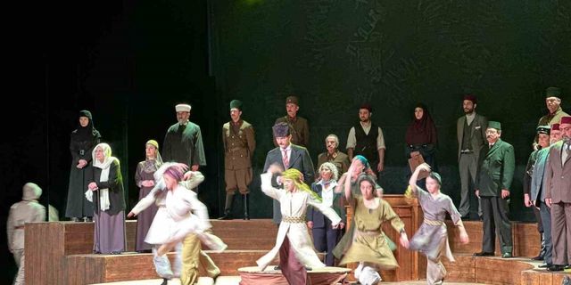 Samsun’da "Cumhuriyete Doğru" tiyatro oyunu sahnelendi