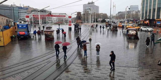 Şiddetli yağış Taksim’de vatandaşlara zor anlar yaşattı