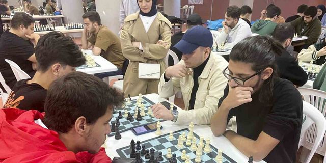 SUBÜ öğrencileri Satranç Turnuvası’nda derece elde etti