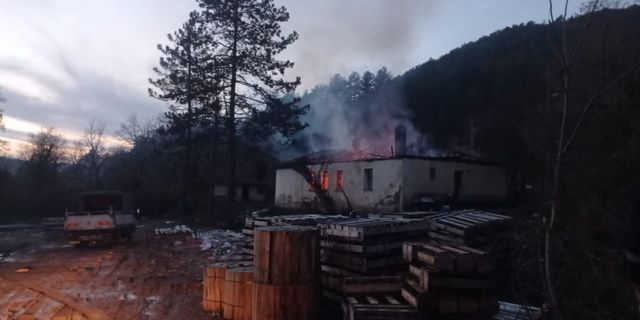 Bartın’da yangın paniği: Köylüler işçileri kurtarmak için kapıları balyozla kırdı