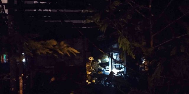 Sancaktepe’de dürümcü dükkanı alev alev yandı