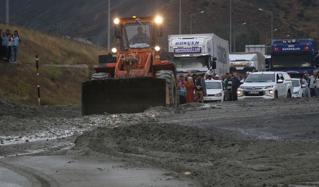 Sakaltutan’da Heyelan Yolu Kapattı
