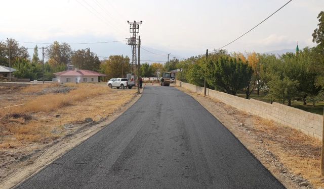 Erzincan Belediyesi sıcak asfalt çalışmaları devam ediyor