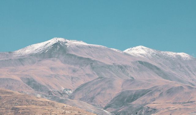Erzincan'ın en yüksek dağı Esence'ye mevsimin ilk karı düştü