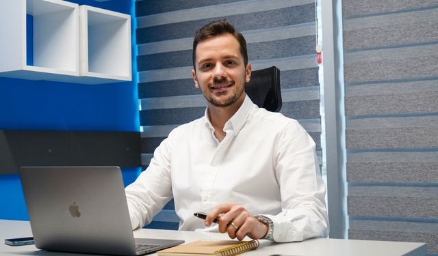 CRM Medya Yönetici Ortağı Berk Hisoğlu’nun Dijital Dünyada Tüketici Psikolojisi: Alışkanlıkların ve Davranışların Değişi