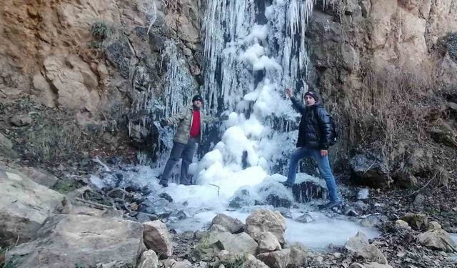 Amasya’da Su Atan Şelalesi buz tuttu
