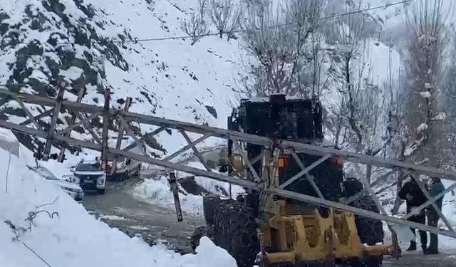 Batman’da karda devrilen direk kaldırıldı, 17 köye ulaşım sağlandı