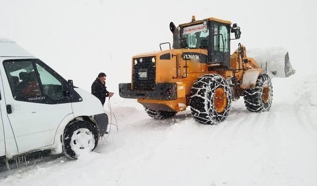Bayburt’ta kardan kapanan köy yolları yeniden ulaşıma açıldı