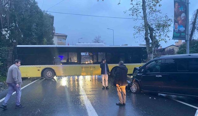 Beşiktaş’ta İETT otobüsü araca çarptı