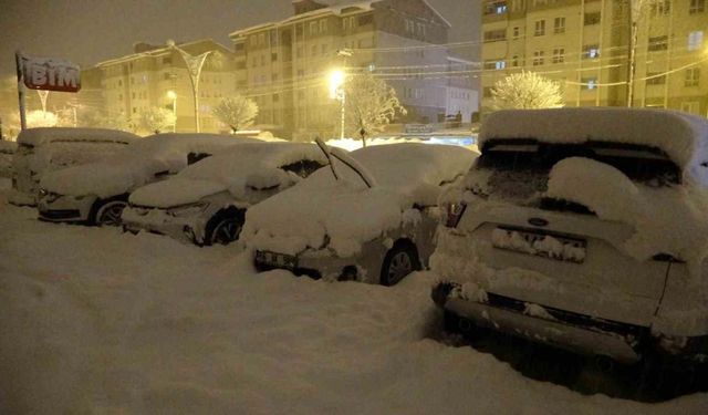 Bitlis’te kar yağışı etkisini arttırdı: Araçlar kara gömüldü