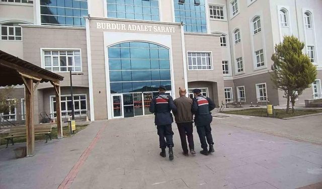 Burdur’da jandarma tarafından yakalanan 4 firari cezaevine gönderildi