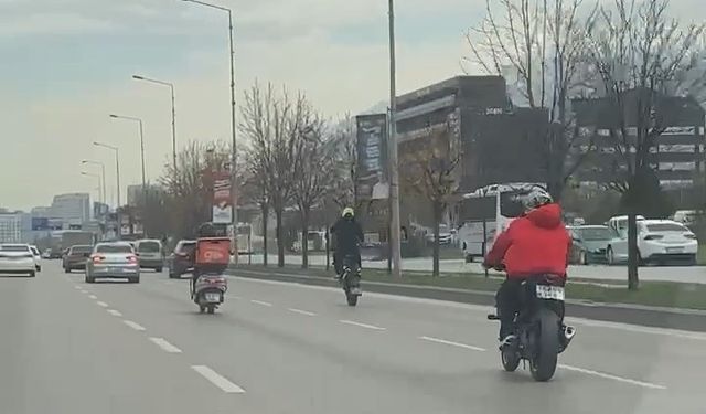 Bursa’da motosikletli iki kafadarın trafikteki tehlikeli hareketleri kamerada
